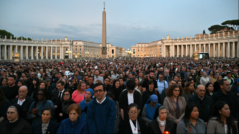 Devotos comparecem a um Rosário em homenagem ao Papa Francisco após sua morte na Praça de São Pedro, no Vaticano, em 21 de abril de 2025