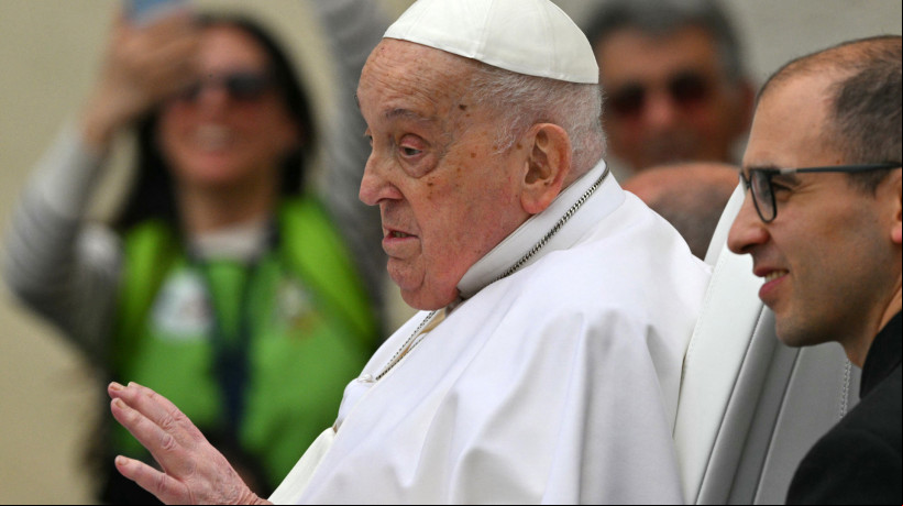 O Papa Francisco cumprimenta a multidão do papamóvel após a missa de Páscoa, na Praça de São Pedro, no Vaticano, em 20 de abril de 2025. (Foto de Andreas SOLARO / AFP)
