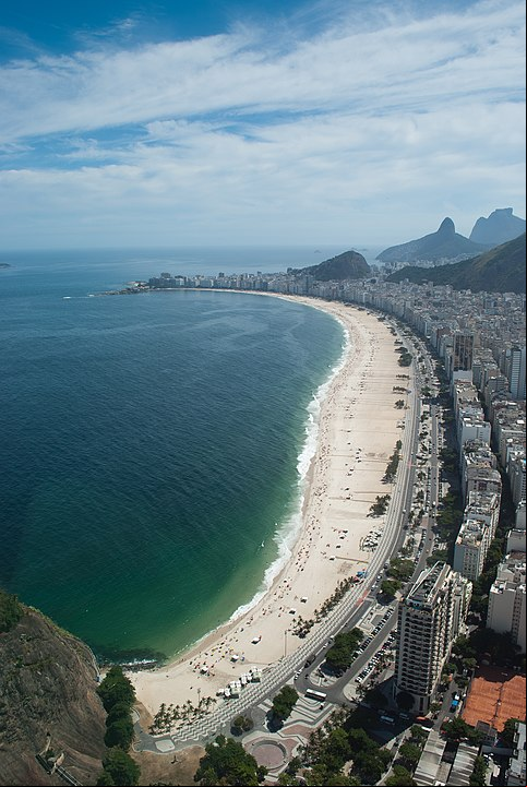 O palco onde a cantora irá se apresentar fica bem em frente ao Copacabana Palace e a previsão é que o show dure 2h30 - das 21h às 23h30.