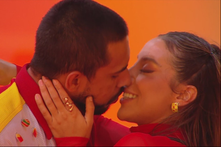 "Peço desculpas à Renata, ela é uma mulher incrível.", disse Maike. "Peço desculpas à Renata, ela é uma mulher incrível.", disse Maike.