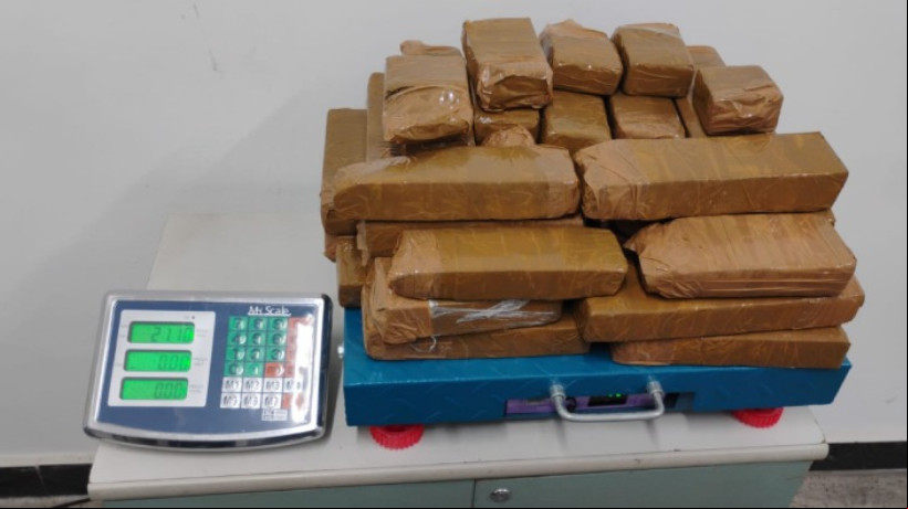 Cerca de 21 kg de maconha e dinheiro em espécie foram localizados no porta malas do veículo com os dois homens