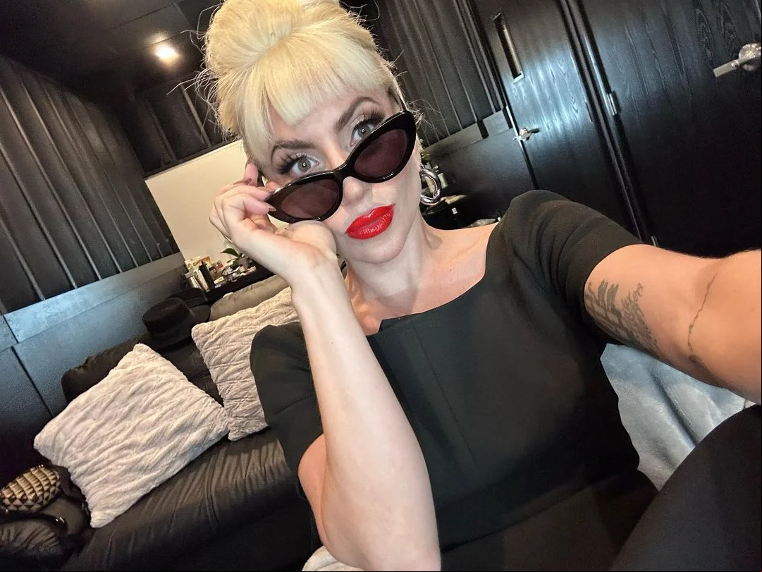 Em 2020, Gaga voltou às suas raízes do dance-pop com seu sexto álbum de estúdio, denominado “Chromatica”, que se tornou seu sexto consecutivo a ocupar o posto de número um nos Estados Unidos. O trabalho ultraou mais de 1 milhão de cópias vendidas somente no país.
