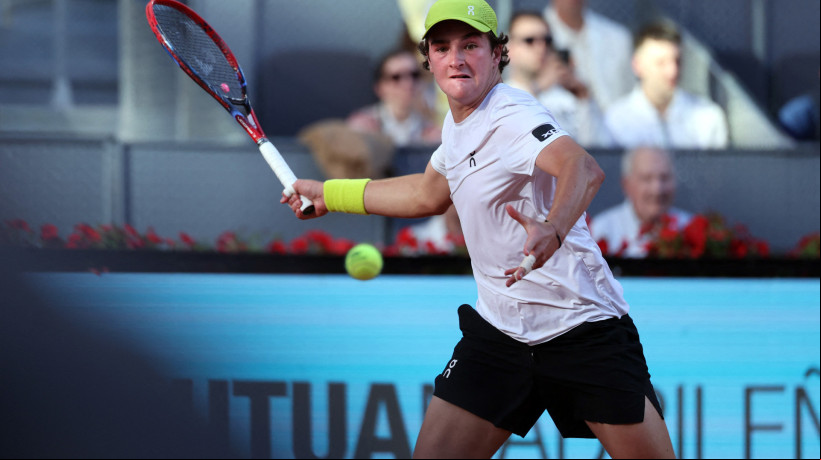 Tenista brasileiro João Fonseca em jogo da primeira rodada do Masters 1000 de Madrid