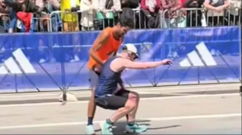 Pedro Arieta ajuda competidor durante maratona de Boston.