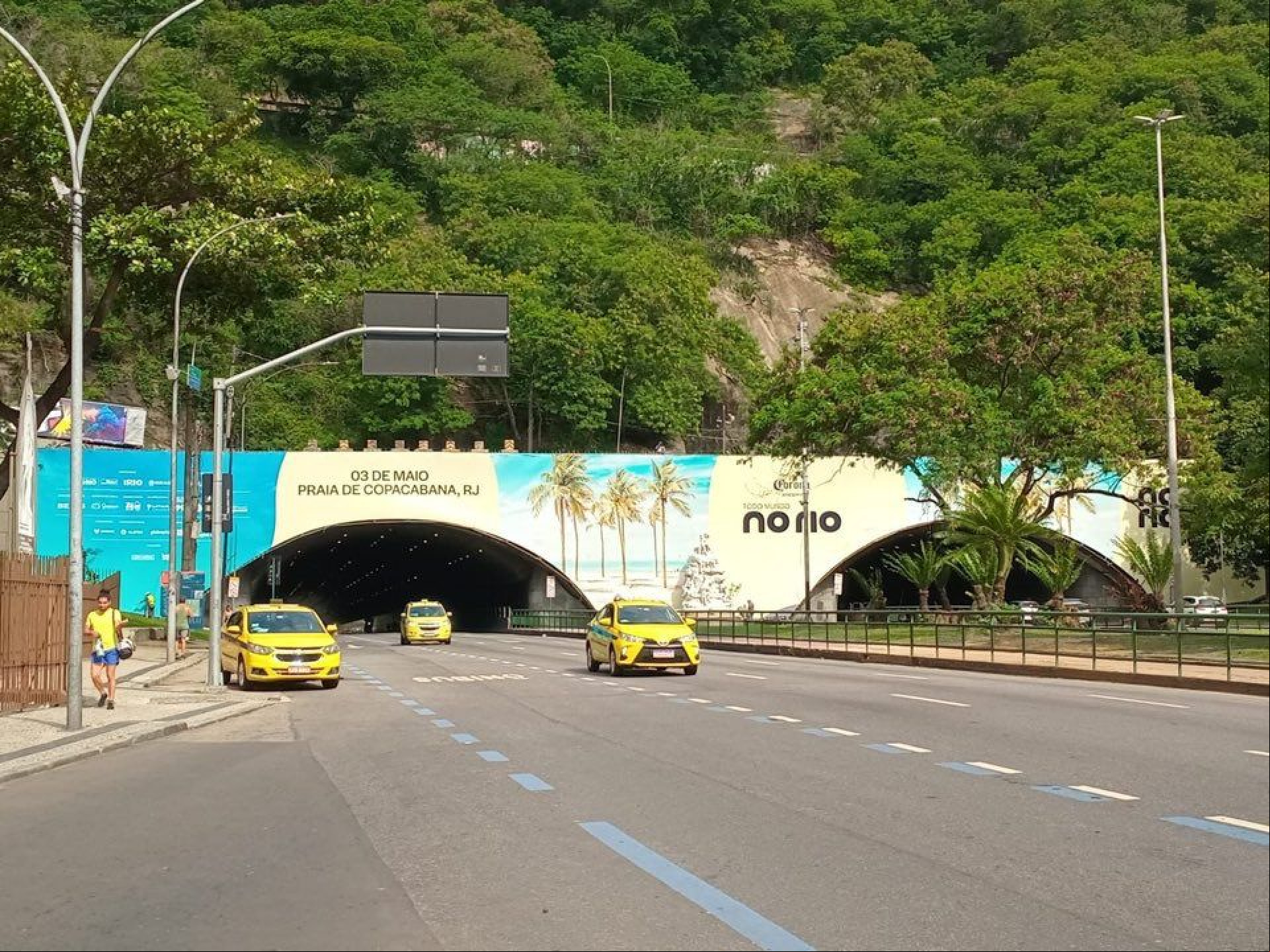 Rosto de Lady Gaga foi tirado do banner no Túnel Engenheiro Coelho Cintra para fortalecer marca "Todo Mundo no Rio" Rosto de Lady Gaga foi tirado do banner no Túnel Engenheiro Coelho Cintra para fortalecer marca "Todo Mundo no Rio"