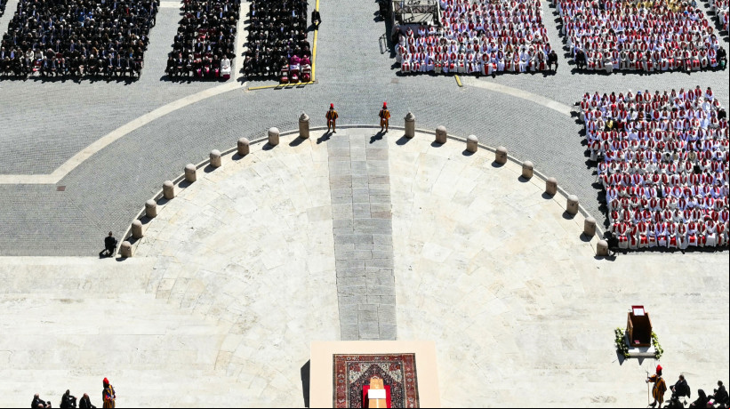 Corpo do papa Francisco, na praça de São Pedro, em cerimônia funeral