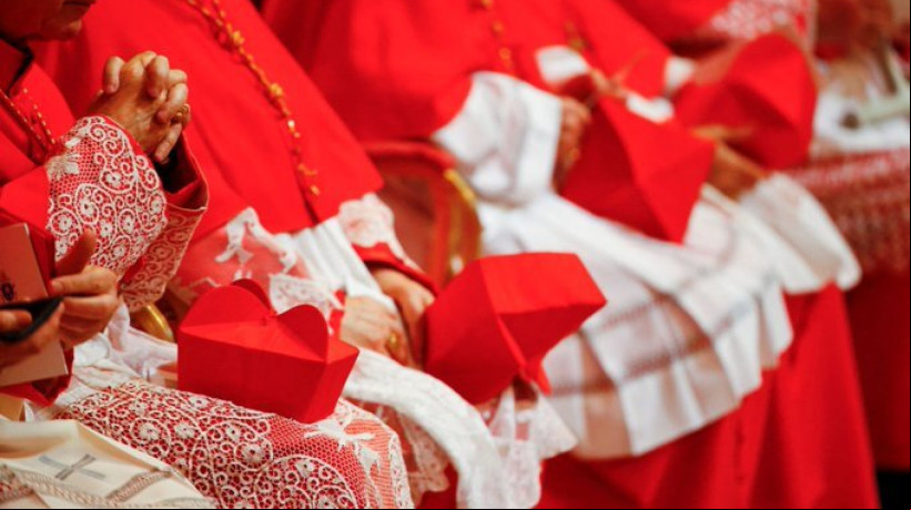 O novo Papa é eleito oficialmente quando são alcançados pelo menos dois terços dos votos.