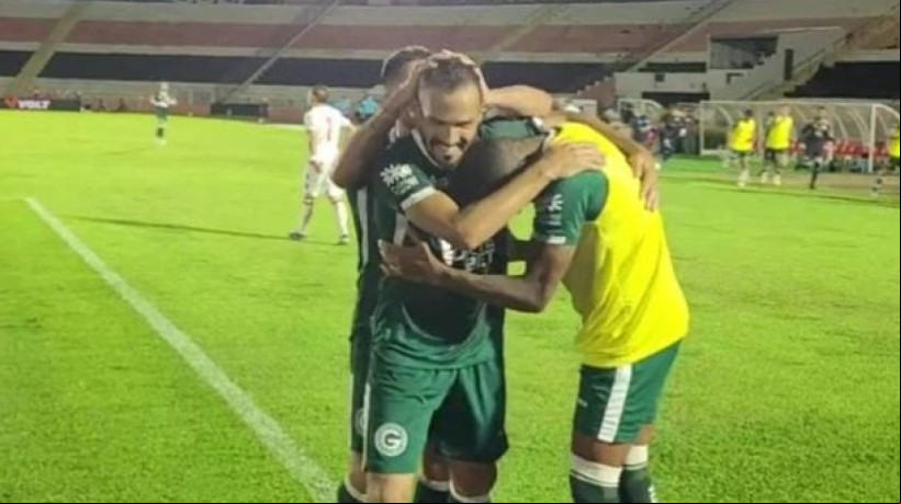 Atacante define o 1 a 0 do Goiás em cima do Botafogo-SP, fora, que leva o time ao 5ª lugar. Paulistas na zona de rebaixamento 