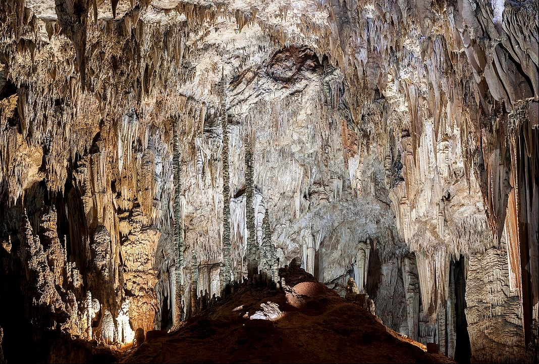 Caverna do Diabo (Brasil) - Fica no Parque Estadual Caverna do Diabo, em Eldorado (SP). É a maior caverna do estado. Descoberta por pesquisadores há mais de 100 anos. Dos 8.650m de extensão, 600m são íveis aos turistas, com sistema de luz, arelas, escadas e corrimãos