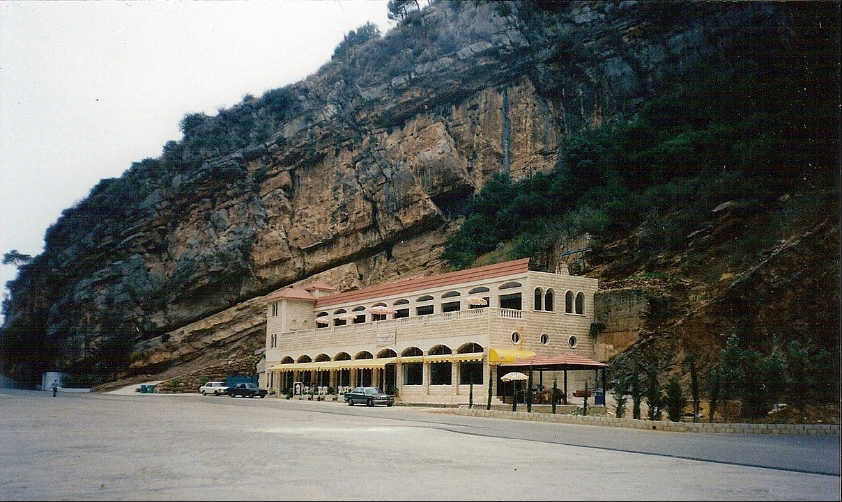 Grutas de Jeita Grotto (Líbano) - Complexo de duas cavernas de pedra calcária cárstica, interligadas, totalizand 9 km no vale de Nahr al-Kalb.