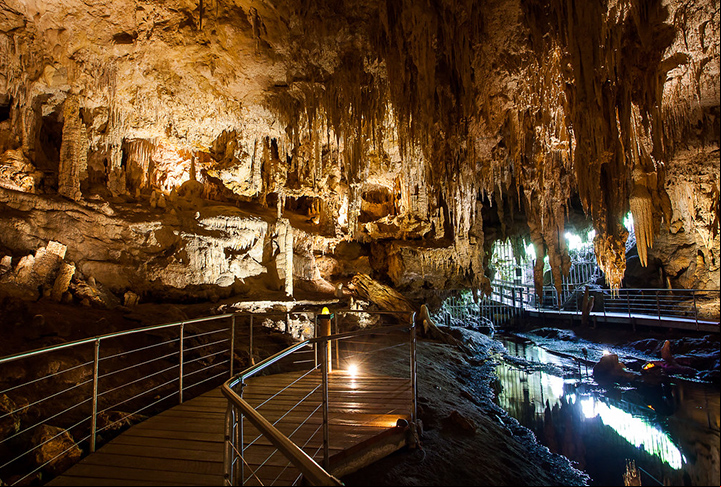 A caverna de Mammoth tem cerca de 591 km com rochas sedimentares. arelas dão o a diversos pontos dessa gruta.