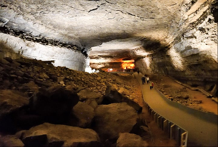 Mammoth ( EUA) - A caverna fica no Parque Nacional de Mammoth Cave, ou seja, a caverna dá nome ao parque. Situada no estado de Kentucky.