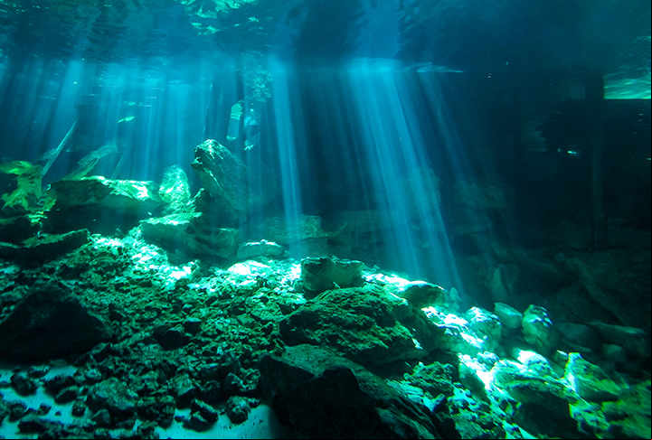 Cenote dos Ojos (México) - Cavernas inundadas por águas cristalinas, ligadas a rios subterrâneos, chamadas popularmente de piscinas misteriosas. Reza a lenda maia que elas se formaram há milhares de anos pela queda de meteoros.