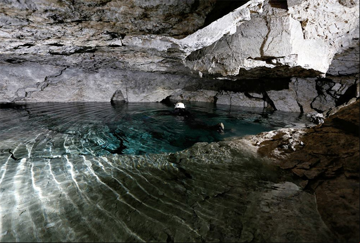 Caverna-Optymistychna (Ucrânia) - É uma caverna de gesso localizada perto da vila ucraniana de Korolivka, Chortkiv Raion.