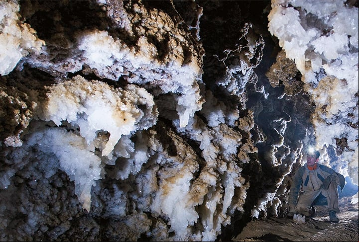 Durante todo o ano, a temperatura dentro da caverna é de 10 graus Celsius, o que faz com que esse eio seja uma meia estação.