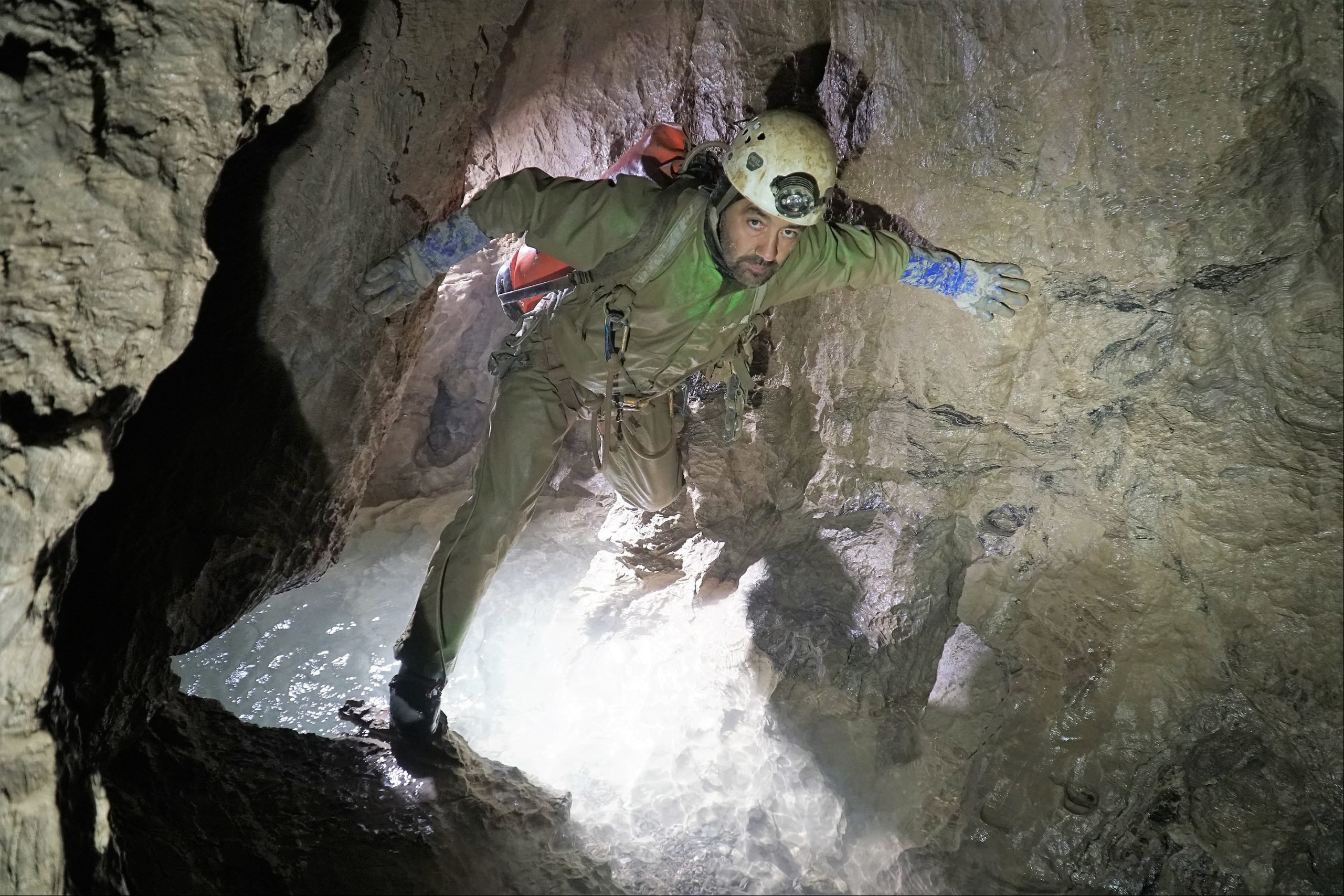 Caverna Veryovkina (Rússia) - Localizada no Maciço Arabika, na República russa da Abkhazia, é a caverna mais profunda medida na Terra até hoje. A profundidade é de 2.223 metros, ultraa por pouco a caverna vizinha Krubera-Voronia, que detinha o recorde anterior de 2.197 metros.