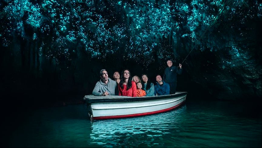 A caverna tem poços de calcário, com estalagmites e estalactites e é repleta de vagalumes nativos, que dão uma luminosidade única ao local. Turistas eiam de barco pela gruta.