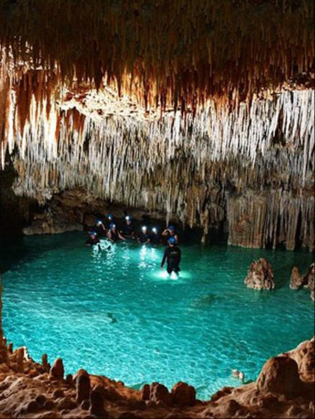 Caverna dos Cristais (México) - Fica na mina de Naica, no estado de Chihuahua. Tem cristais gigantes de selenite, alguns dos maiores do mundo, e faz tanto calor lá dentro que a visita tem que ser rápida. Fica a 120 metros de profundidade e a temperatura chega a 50ºC.