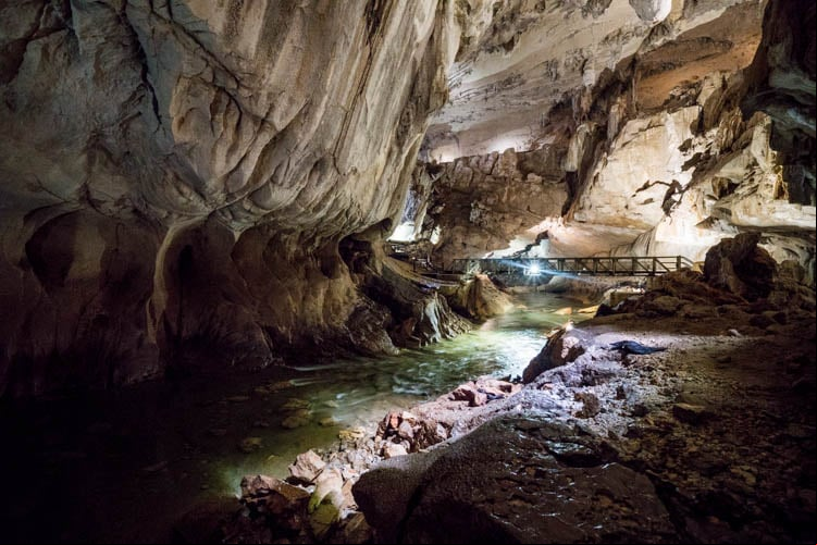 Cavernas de Água Clara (Malásia) - Ficam em Sarawak e se chamam Gua Air Jernih. Este sistema de cavernas interligadas foi descoberto em 1978 e tem 224 km - o nono maior do planeta.