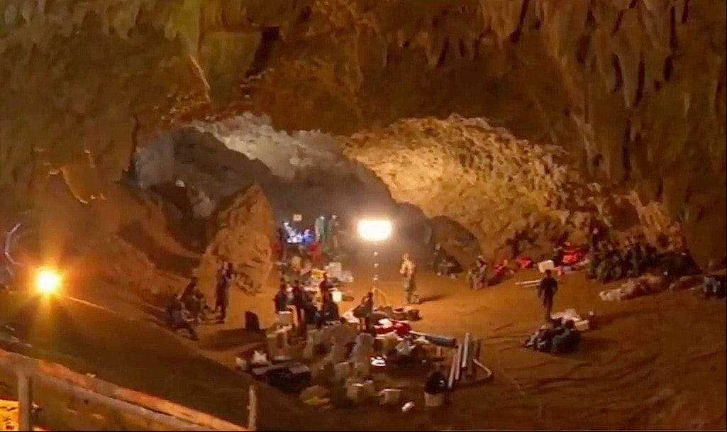 É a caverna que ficou famosa porque um grupo de 12 garotos de um time de futebol tailandês ficou preso e precisou ser resgatado. Durante uma chuva forte, formou-se um rio subterrâneo e eles ficaram presos, mas depois foram salvos.