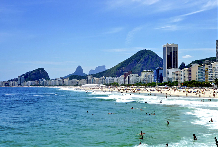 O show de Lady Gaga deve lotar Copacabana no sábado , 3 de maio de 2025. E a cantora está hospedada no Copacabana Palace, hotel clássico e requintado que sempre recebe grandes personalidades. Também foi assim em maio de 2024, para o show de Madonna.