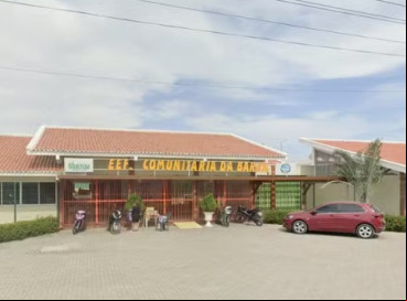 A professora puniu o aluno no dia 24 de março deste ano na EEFTI Comunitária da Barra, em Fortim. A docente foi demitida após apuração da Secretaria de Educação da cidade 