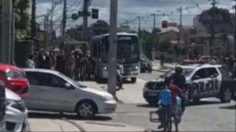 Mulher foi morta a tiros dentro de ônibus