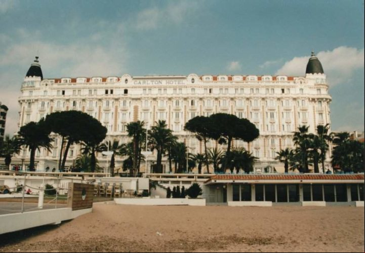 O projeto arquitetônico ficou a cargo do francês Joseph Gire, que buscou inspiração em dois famosos hotéis da Riviera sa: o Negresco, em Nice, e o Carlton, em Cannes (foto).