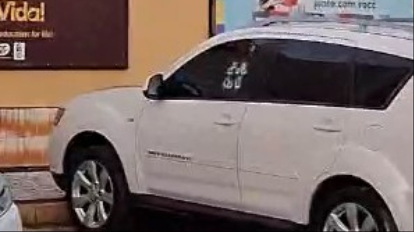 Vítima foi morta dentro de automóvel no bairro Carlito Pamplona, em Fortaleza