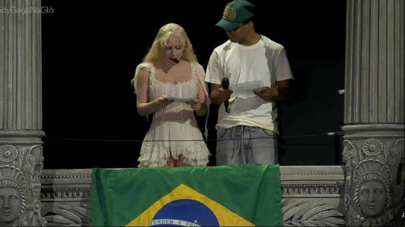 Lady Gaga chama fã ao palco e juntos leem carta em show no Rio de Janeiro