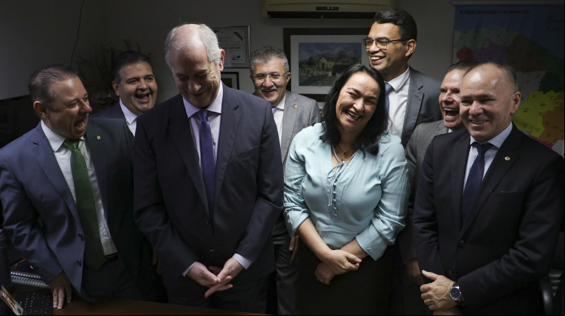 Ciro Gomes (PDT) com deputados de oposição na Assembleia Legislativa do Ceará