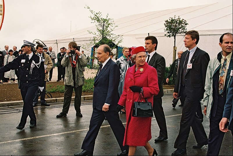 A cerimônia de inauguração contou com a presença de Elizabeth 2ª (1926-2022), então rainha do Reino Unido, e François Mitterrand (1916 - 1996), presidente da França à época.