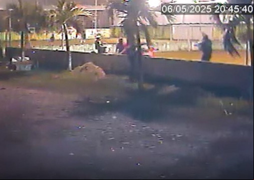 CÃ¢meras de vigilÃ¢ncia flagraram o momento em que criminosos invadiram campo society na Barra do CearÃ¡ e executaram quatro pessoas