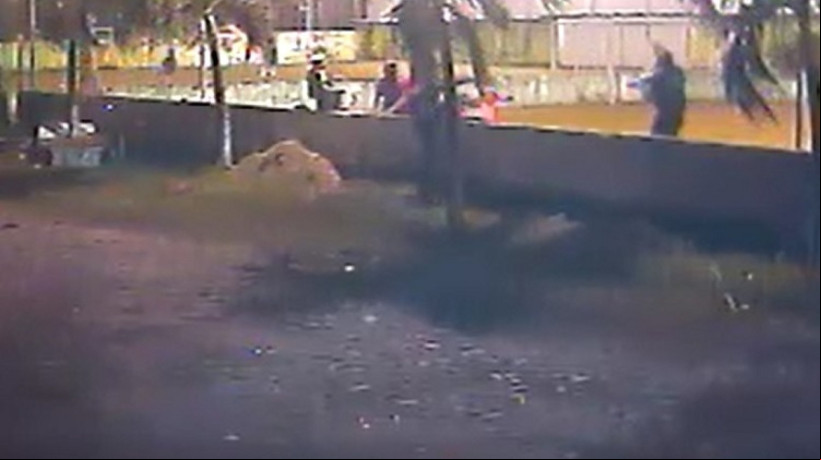 Câmeras de vigilância flagraram o momento em que criminosos invadiram campo society na Barra do Ceará e executaram quatro pessoas