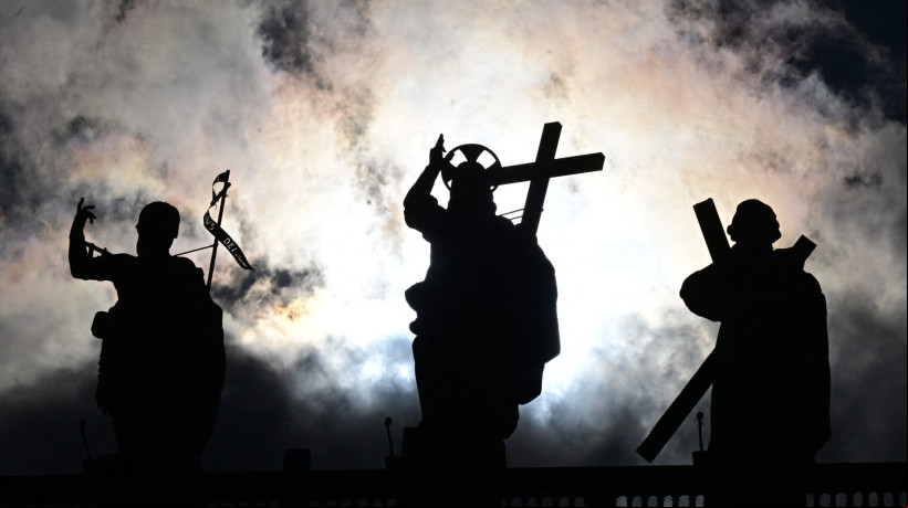 Estátuas da Basílica de São Pedro, no Vaticano, nesta quarta-feira, 7 de maio