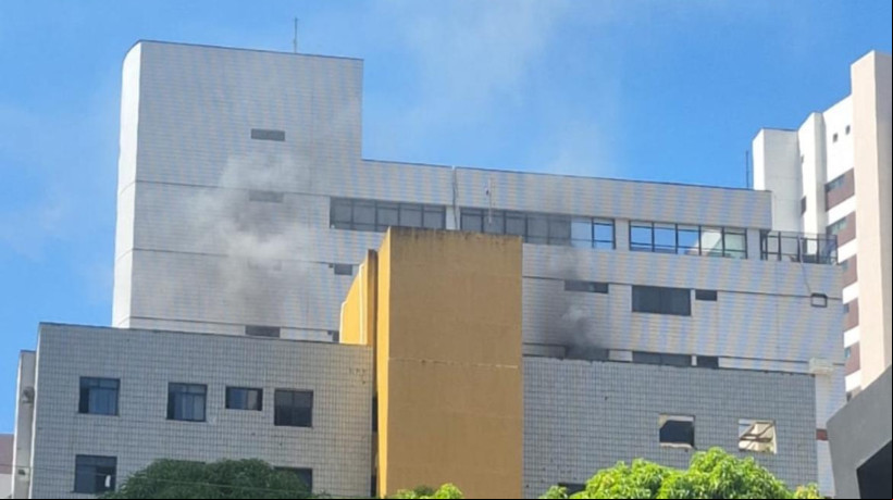 Incêndio atinge prédio no bairro Meireles