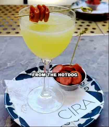 O daiquiri é um clássico da coquetelaria, levando rum e suco de limão, sendo uma das bebidas mais pedidas do menu. Mas a invenção do restaurante mediterrâneo viralizou por causa de um ingrediente insólito: salsicha.