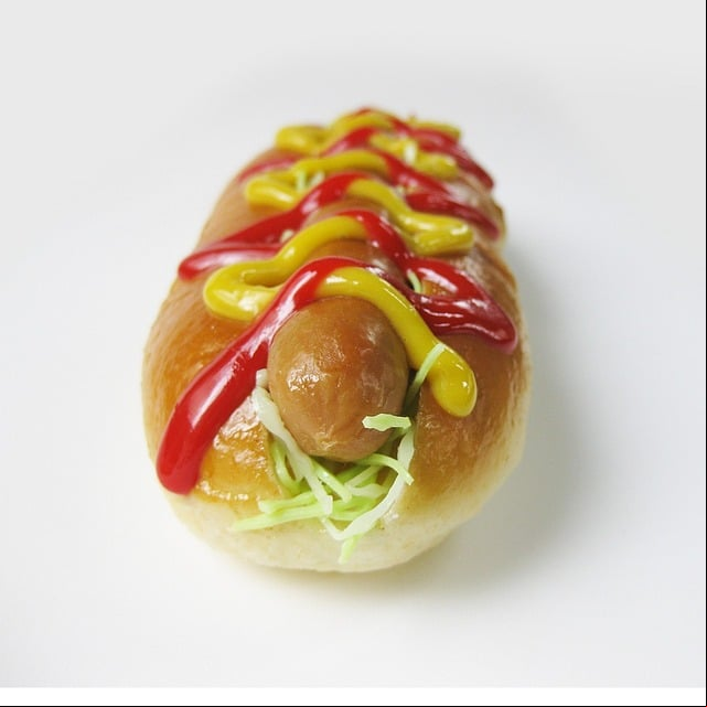 O cachorro-quente (hot dog) é um lanche muito consumido nos Estados Unidos. Por lá, o preparo é com molho agridoce, picles à base de pepino, mostarda e ketchup.