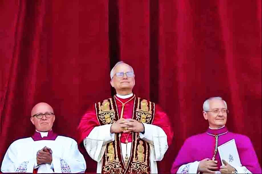 Em termos de alinhamento, o novo papa é visto como alguém que apoia mudanças na Igreja, seguindo o caminho de reforma que já vinha sendo implementado pelo papa Francisco.