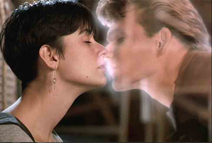 A trama gira em torno de Sam Wheat (Patrick Swayze), um executivo de sucesso que é assassinado durante um assalto. Após sua morte, ele se torna um espírito que vaga pela Terra e descobre que precisa proteger sua namorada, Molly Jensen (Demi Moore), de um perigo iminente.