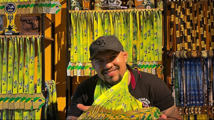 O ex-lutador Chiqueirinho exibindo medalhas conquistadas pela prática de tiro esportivo