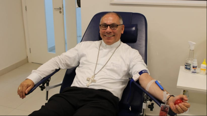 Arcebispo metropolitano, Dom Gregório, realizando doação de sangue em diocese de Petrópolis