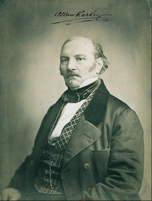 O Espiritismo é uma doutrina que tem muitos simpatizantes no Brasil. Allan Kardec, nascido na França em 3/10/1804, codificou informações fundamentais nesse segmento e foi quem lançou as bases do Espiritismo.