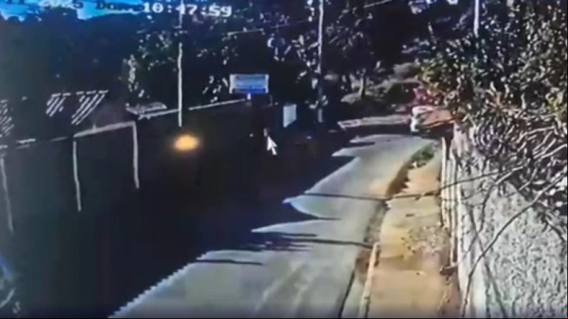 As vítimas caminhavam na calçada quando foram atingidas pelo carro, que capotou logo em seguida