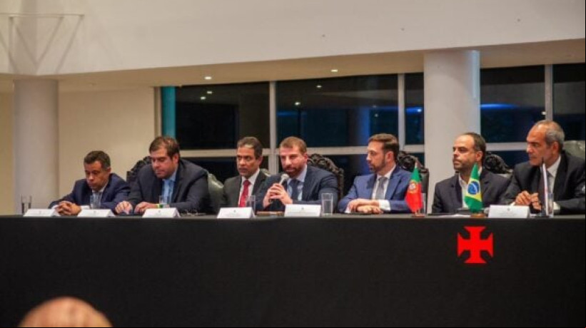 Cerca de 100 associados enviaram um ofício o ao presidente Pedrinho e aos presidentes dos outros quatro poderes do clube carioca 