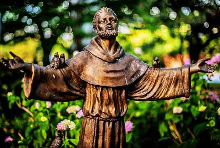 Francisco de Assis tornou-se um guia espiritual, sendo um exemplo de vida, que levava a palavra de Deus e de ajuda ao próximo por onde ava. Nascia assim, a Ordem Segunda dos Franciscanos, a das Clarissas, na amizade com Santa Clara de Assis.