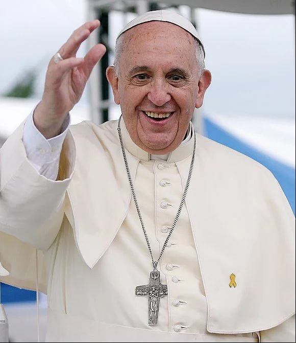São Francisco foi o grande inspirador do Papa Francisco, que adotou o nome do santo para o pontificado. O papa morreu em 21 de abril de 2025.