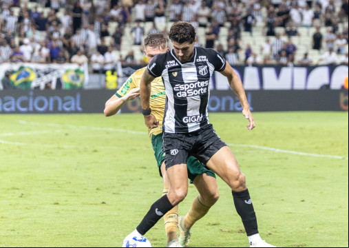 Pedro Raul e Bruno Fuchs disputam lance no jogo Ceará x Palmeiras, no Castelão, pela Copa do Brasil 2025
