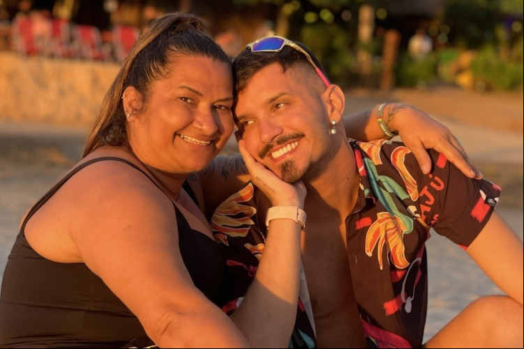 Liduina Oliveira, à esquerda, e seu filho Aildes Oliveira, à direita. Liduina Oliveira, à esquerda, e seu filho Aildes Oliveira, à direita.