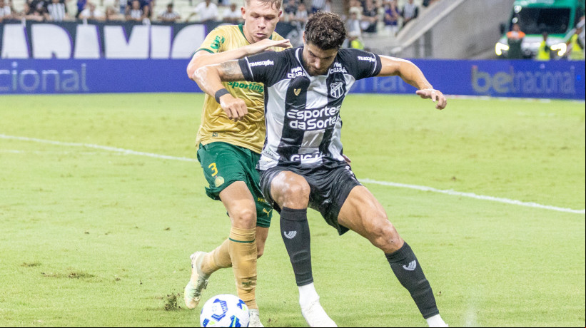 Pedro Raul e Bruno Fuchs disputam lance no jogo Ceará x Palmeiras, no Castelão
 